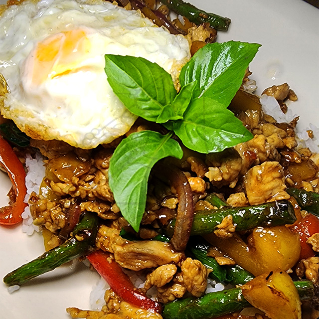 Pad Grapow con pollo molido & huevo estrellado