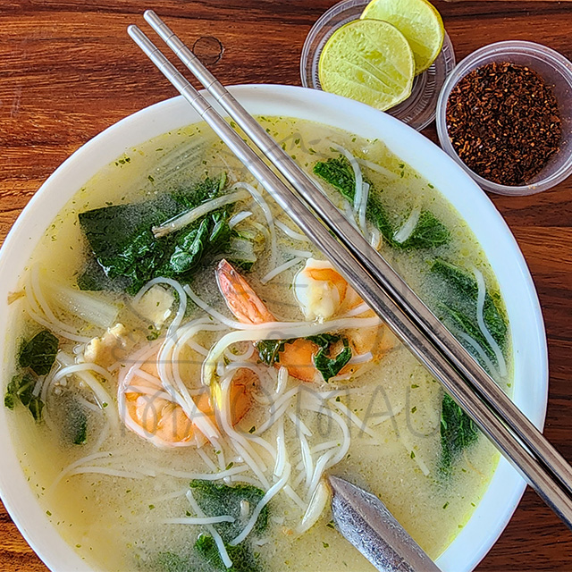 Mee Nam Sai con pollo & extra camarones