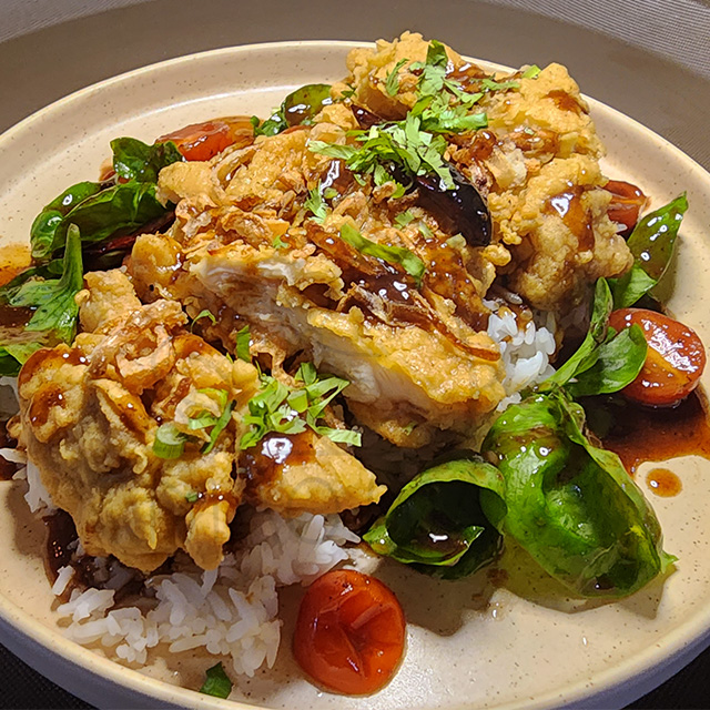 Tamarindo Tailandés con muslo de pollo frito