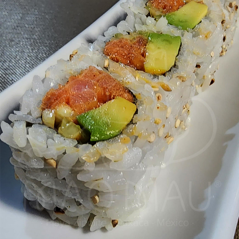 Rollo Atún Picante* -  atún marinado con salsa picante & aguacate 