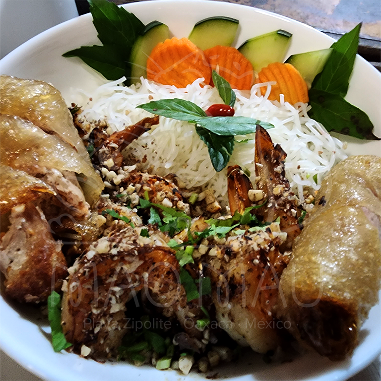 Bún Cha Giò - Una especialidad vietnamita semifría con arroz vermicelli, rebanadas de cha giò, verduras en escabeche, cacahuate molido, hierbas frescas & salsa nůóc châm tradicional: con cerdo a la parrilla / camarones a la parrilla