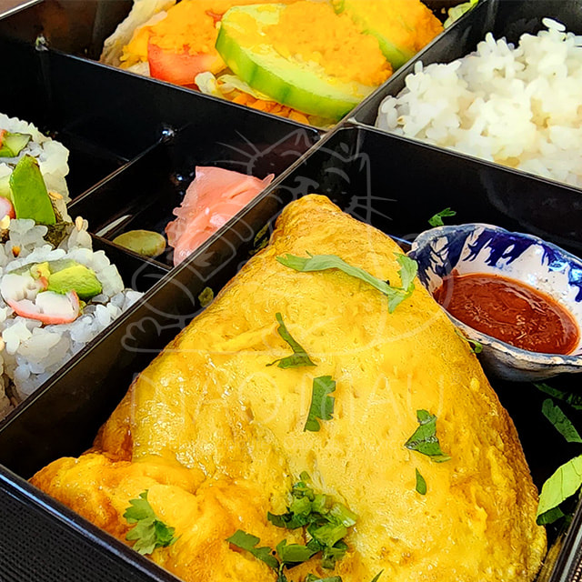 Kai Jiow – Huevos revueltos, salsa soya de champiñones & cebollín de ajo / Chef’s favorite: three eggs scrambled with mushroom-soy & chives 
