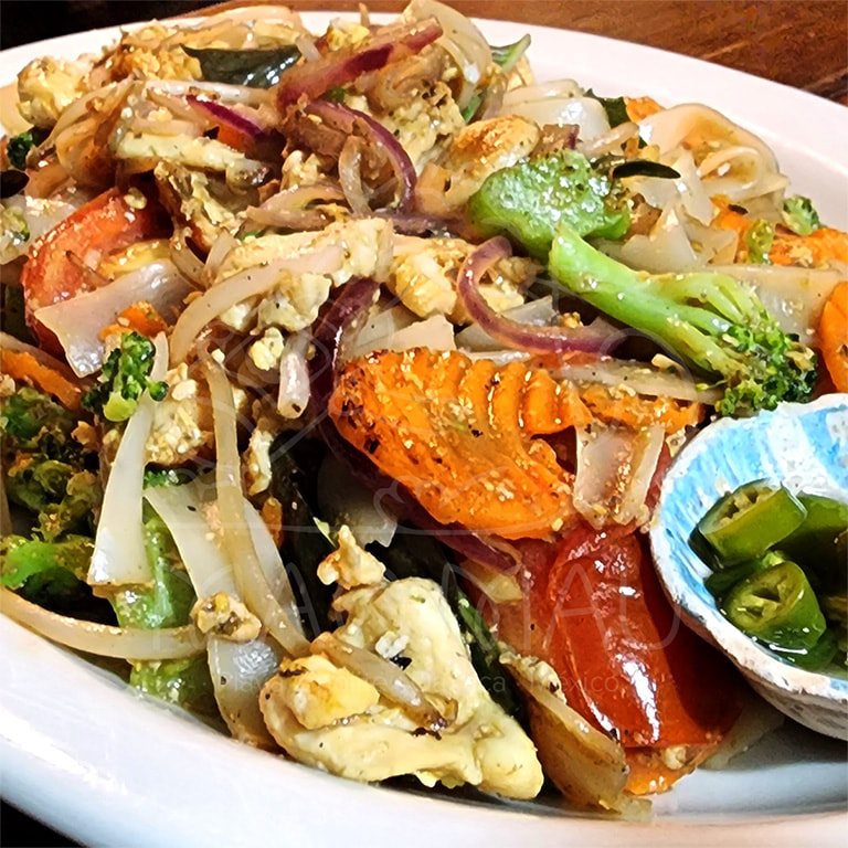 Pad Kee Mau** -  Salteado picante de fideos de arroz con huevo, cebolla morada, brócoli, tomate, germinado de soya, elotitos tiernos & albahaca: con verduras mixtas, pollo, res, o camarones