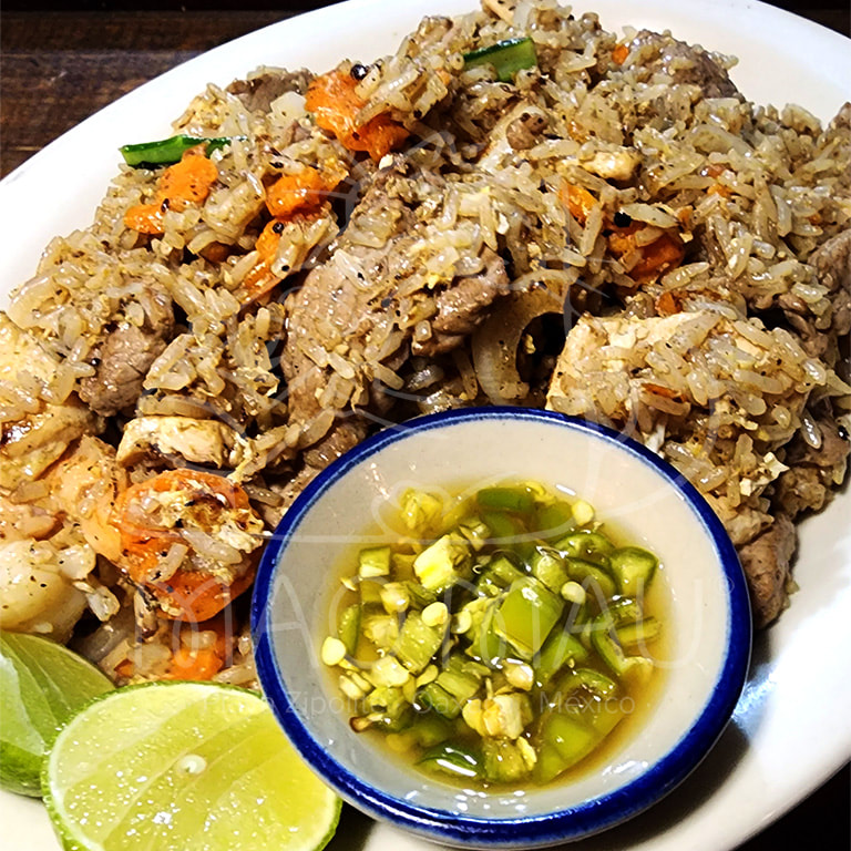 Kow Pad - Arroz frito estilo tailandés con huevo, col rizada local: con pollo, verduras mixtas, res, o camarones - Disponible vegano (v) solo con verduras mixtas