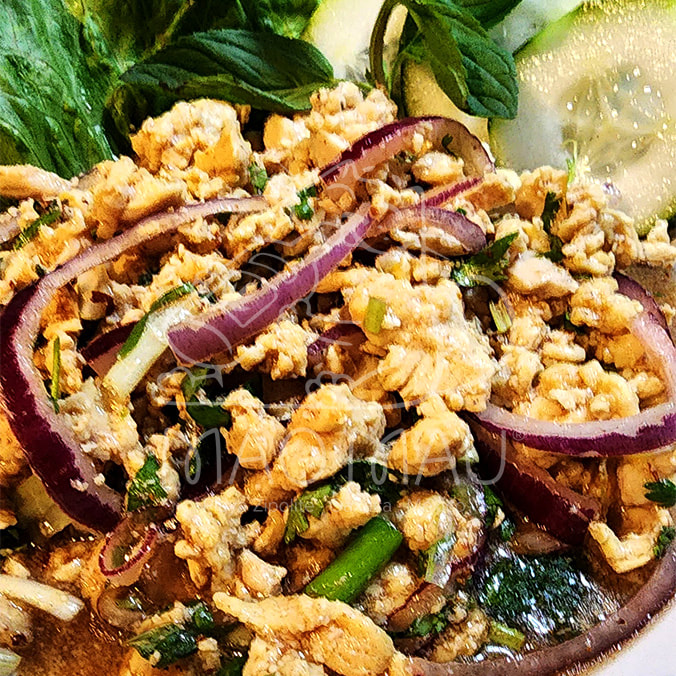 Laab**+ - Ensalada semifria con cebolla morada, hierbabuena, limon & chiles - con pollo molido o pescado frito 