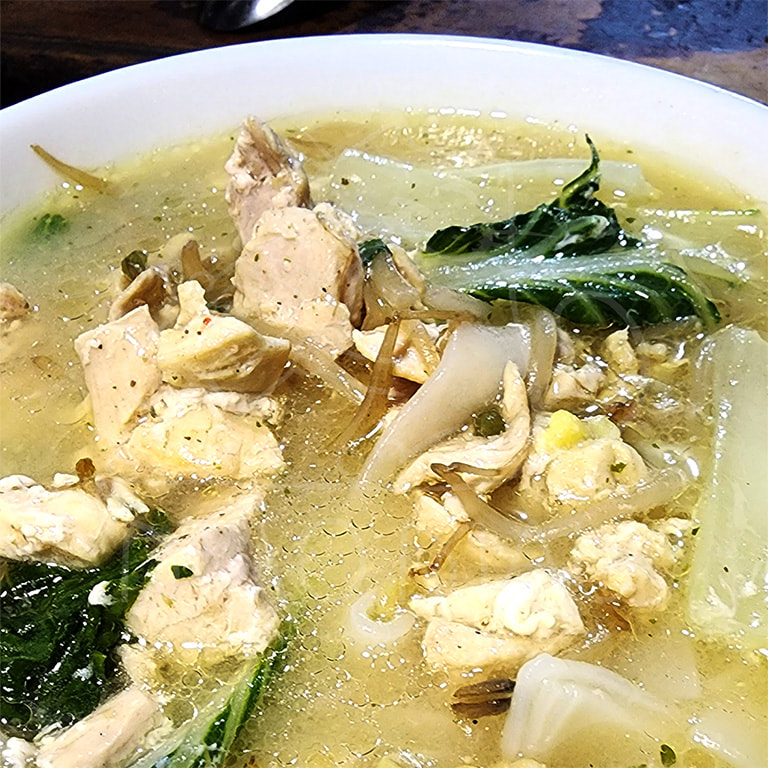 Nam Sai - Sopa de pollo con fideos de arroz, germinado de soya & verdura asiática del día: o con camarones adicionales)