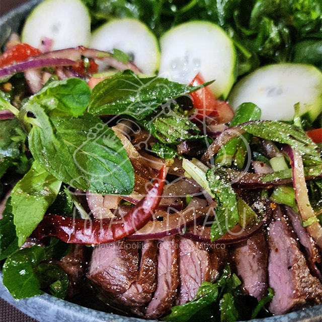 Yum Nam Tok**+ -  ensalada semifría con res a la parrilla (200g), cebolla morada, hierbabuena, limón, chiles & verduras locales