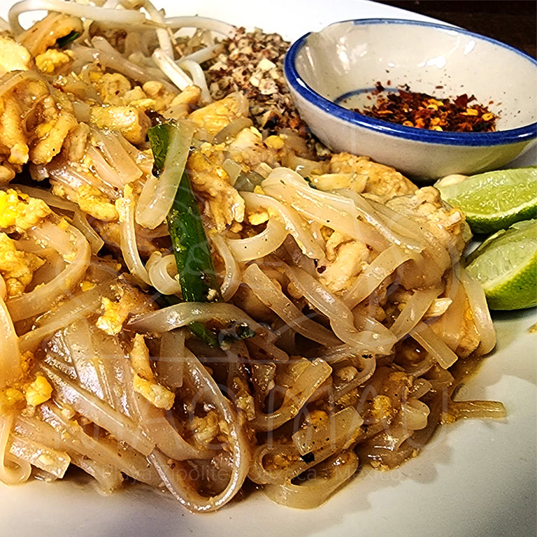 Pad Thai - Fideos de arroz salteados con salsa de tamarindo, germinado de soya, cebollín & huevo - con verduras mixtas o pollo / res o camarones / Rice noodles sautéed with tamarind sauce, egg, bean sprouts & local garlic chives - with mixed vegetables or chicken / beef or shrimp