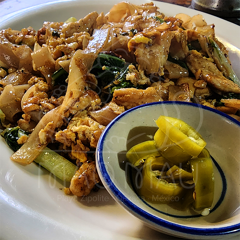 Pad See Ew - Salteado de fideos de arroz con soya, huevo, germinado de soya & verdura asiática del día: con verduras mixtas, pollo, res, o camarones