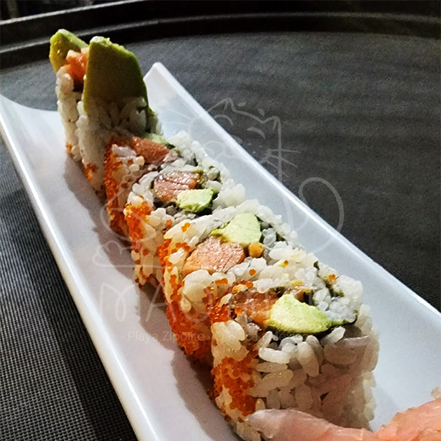 Rollo Salmon Aguacate - salmon, aguacate, tobiko