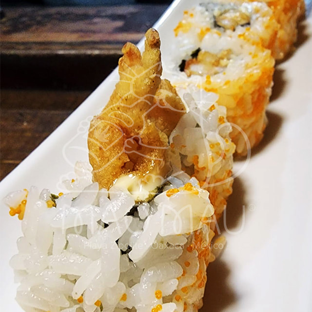 Rollo Tempura Camaron - Camarones fritos & tobiko