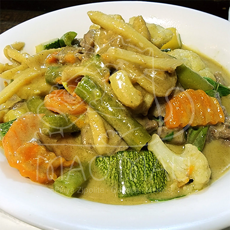 Curry Verde*** - Guisado picante de chile verde con leche de coco, retoños de bambú, verduras mixtas & albahaca. Servido con arroz jazmín: con verduras mixtas (v), tofu (v), pollo, camarones, o res